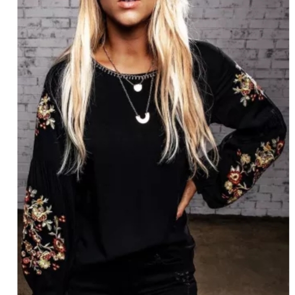 M left 😊Beautiful New boutique embroidered top - Picture 4 of 11